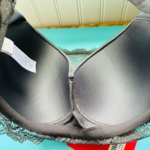Spanx Undie-tectable Strapless Wireless Bandeau Bra in Gray M - Picture 6 of 7